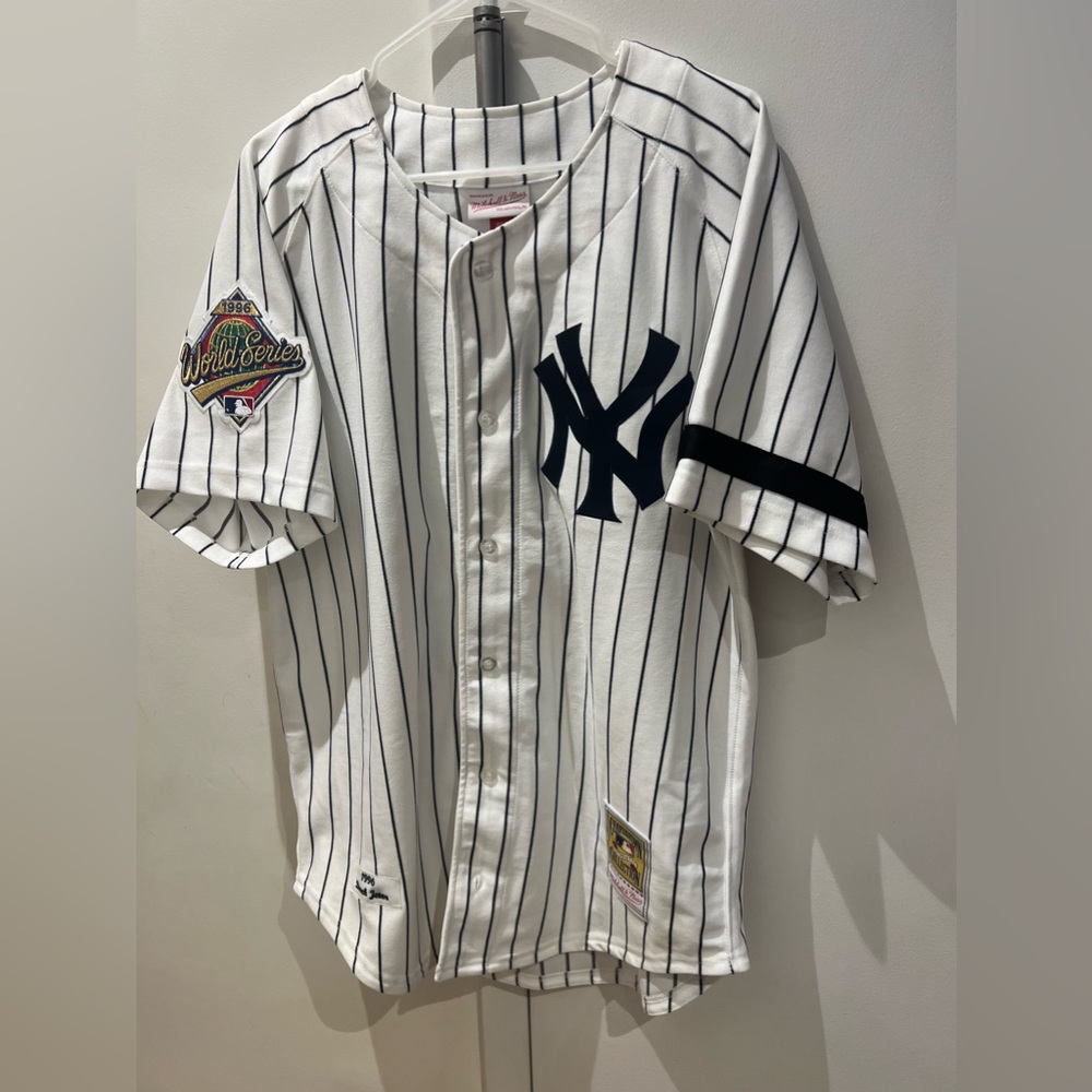 Derek Jeter Yankee a size large